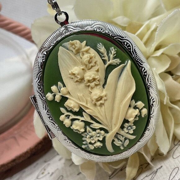 St patricks Day Green Lily of Valley Silver Cameo Locket Wedding Birthday Irish - Picture 1 of 14